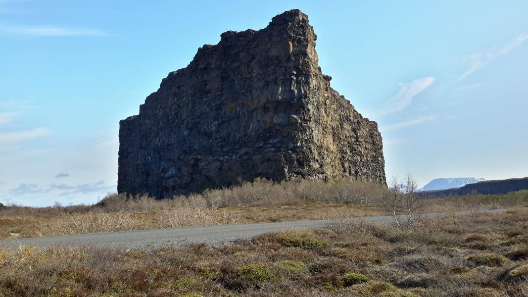 Felsen Eyjan (90 m hoch) 