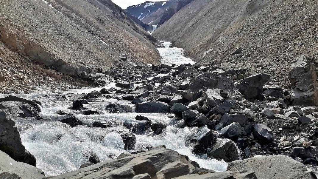 Blick zum Wasserfall in der Rhyolithschlucht Innra Hvanngil 