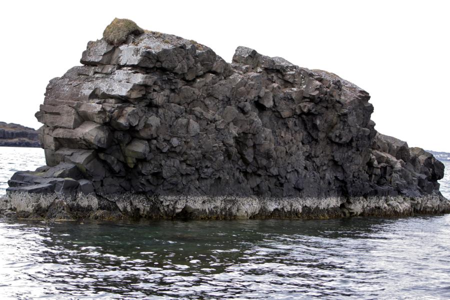 Querliegende Basaltsäulen im Meer