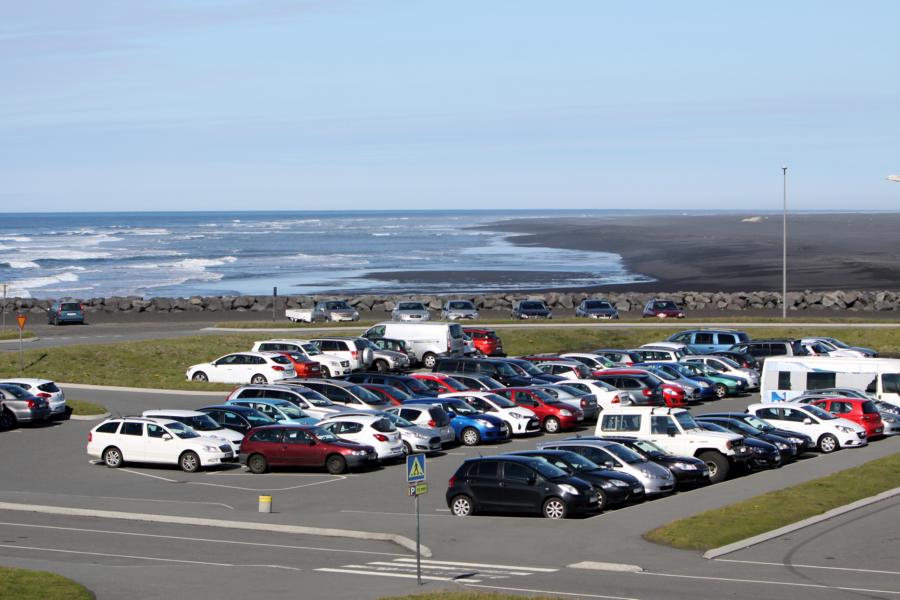 Parkplatz auf dem Festland, wo die Fähren auch anlegen.