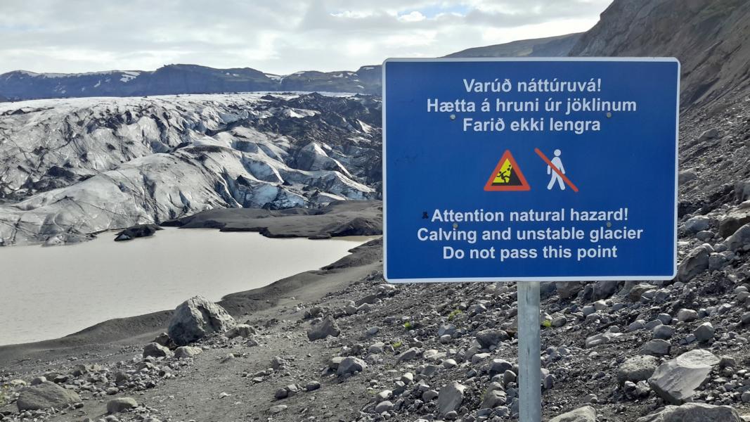 Achtung natürliche Gefahr! Der instabile Gletscher kalbt, deshalb gehen Sie nicht an diesen Punkt! 