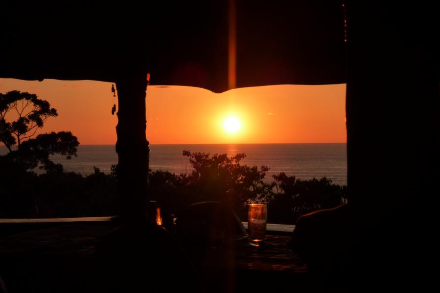 Nach dem Abendessen freuten wir uns auf den herrlichen Sonnenuntergang, der nur durch Regenwaldgeräusche 