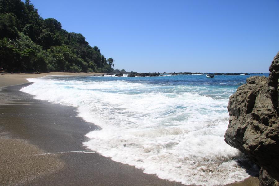 Nachdem das Schnorcheln beendet war, gingen wir an Land und hatten Gelegenheit, die Ruhe auf der Insel zu genießen. Die Seeluft tat uns bei einer gemütlichen Strandwanderung sehr gut und das reichliche Mittagessen schmeckte vorzüglich.