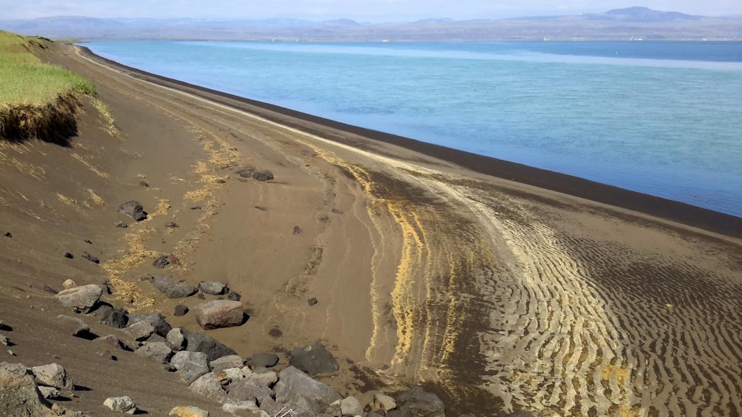 Schwefelablagerungen am Strand bei Oseyraenes