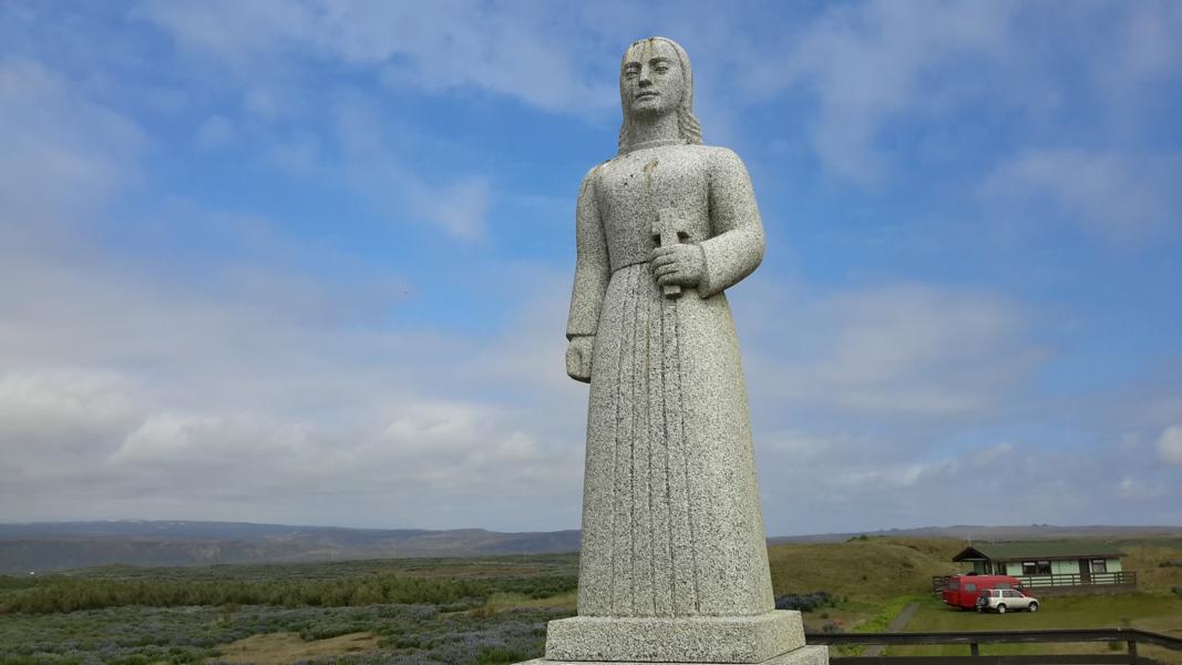 Land in Sicht - Statue an der Starndkirkja