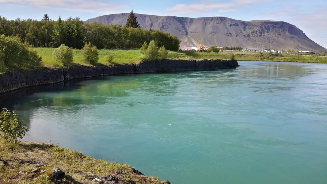 Der Ingólfsfjall (551 m) ist ein Tafelvulkan nördlich des Flusses Ölfusá, der 3 km von Selfoss entfernt ist.  Der Berg hat seinen Namen von Ingólfur Arnarson, dem ersten Siedler Islands. Der Tafelvulkan liegt in einem Gebiet, in dem naturgemäß mit zahlreichen, auch stärkeren Erdstößen zu rechnen ist. So spielte der Ingólfsfjall eine Schlüsselrolle bei den Erdbeben im Sommer 2008. Das Hypozentrum des Erdbebens (Stärke 6.3 auf der Richterskala) befand sich direkt unter ihm, worauf man an seinen Hängen zahlreiche Erdrutsche feststellte. Das Erdbeben wurde in weiten Teilen des Landes verspürt.