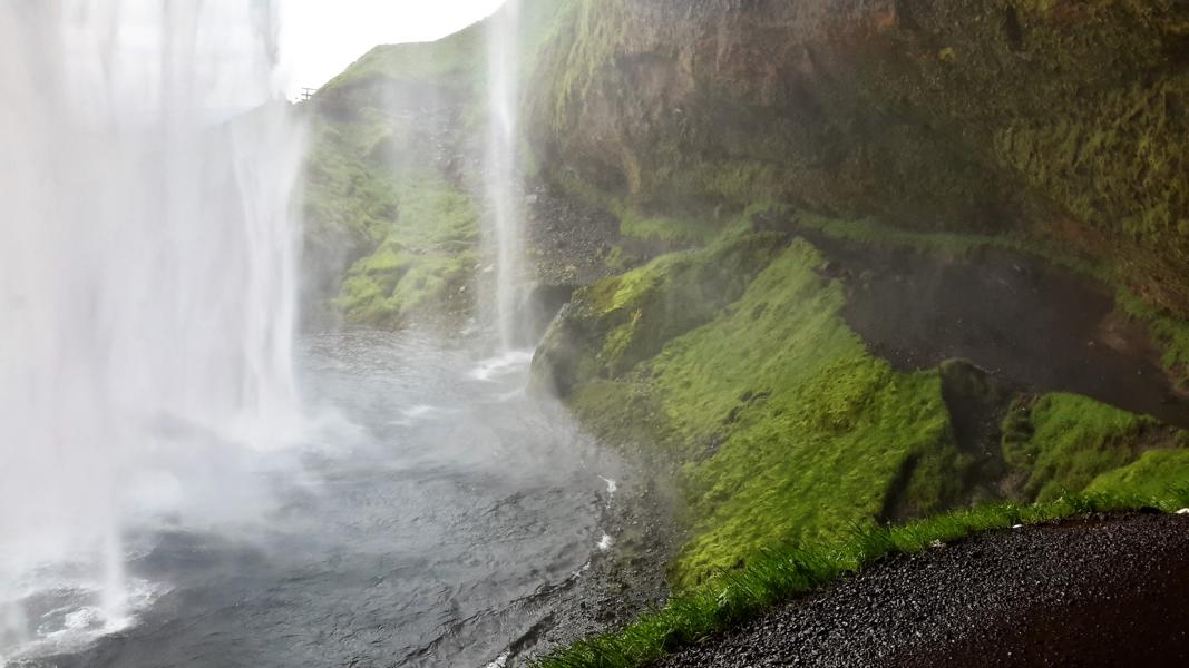 Aufsteigende Feuchtigkeit in der Halbhöhle des Seljandsfoss