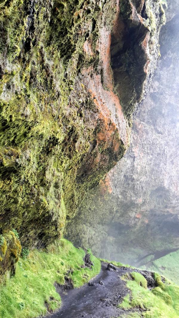 Glitschiger Weg hinter dem Wasserfall Seljandsfoss