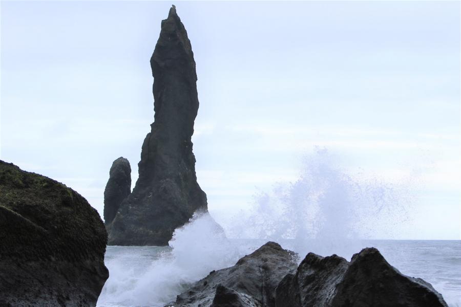 Starke Brandung an einer der Felsnadeln am Reynisdrangar