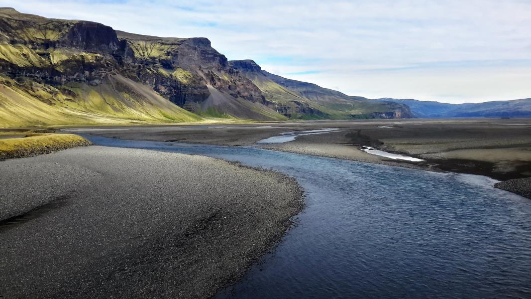 Mäandernder Fluss, der sich durch die  Sandwüste Skeiðarársandur windet.