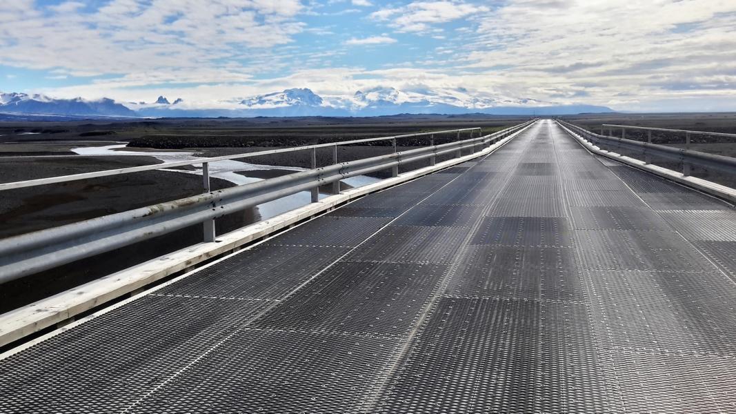 Wiederaufgebaute Brücke durch den Skeiðarásandur