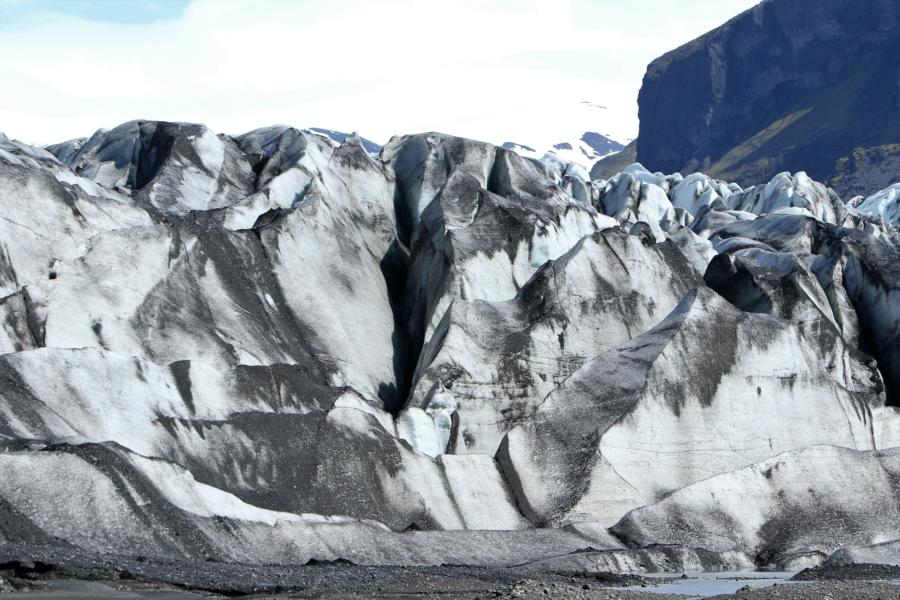 Vulkanasche färbt das Eis des Skaftafellsjökull grau-schwarz.