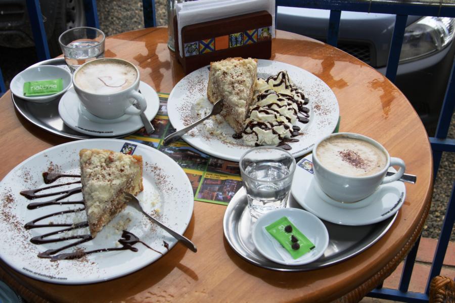 Zur Lodge gehört eine schöne Cafetería, in der das Frühstück und verschiedene Snacks, einschließlich selbstgebackenem Kuchen, serviert werden.