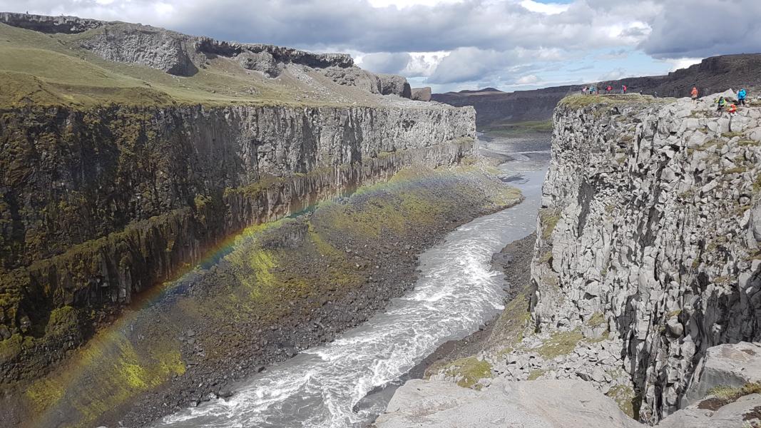 Regenbogen in der Schlucht Jökulsárgljúfur