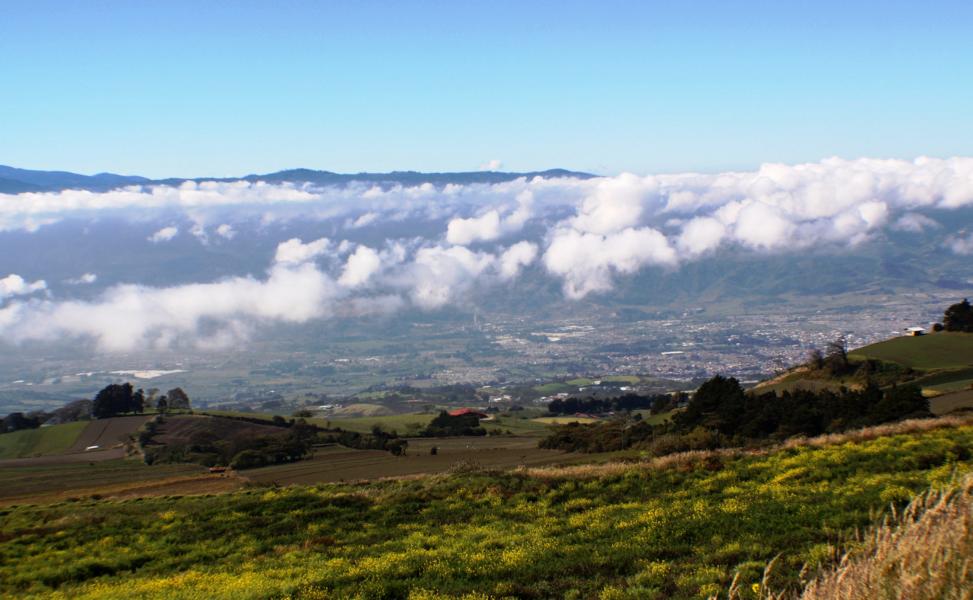 Bei der Anfahrt lag bereits eine lockere Wolkendecke über den Tälern von Cartago. 