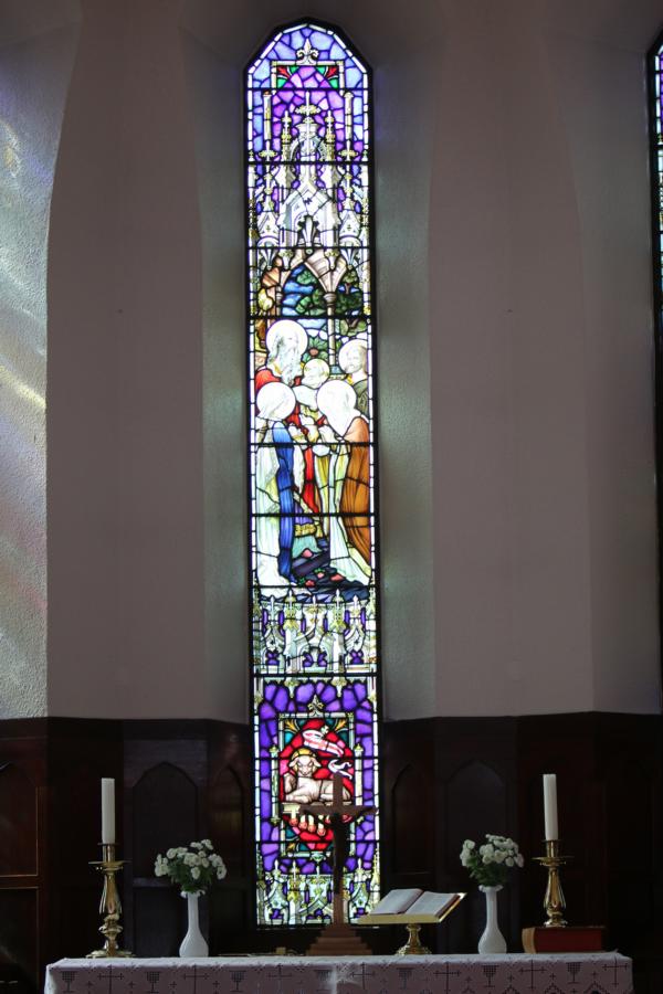 Chorfenster in der Kirche von Akureyri
