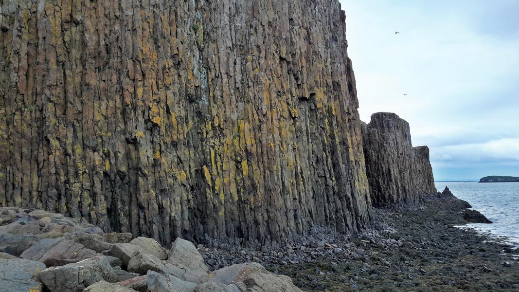 Natürlicher Schutzwall für das Hafengelände von Stykkisholmur