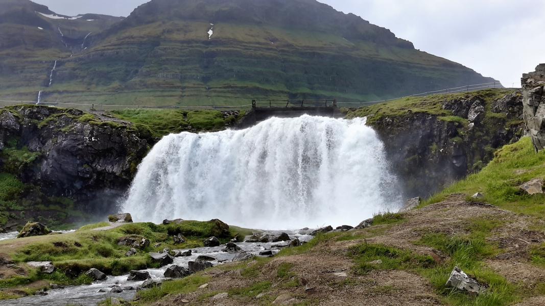 Wasserfall in der Nähe des Kirkjufell