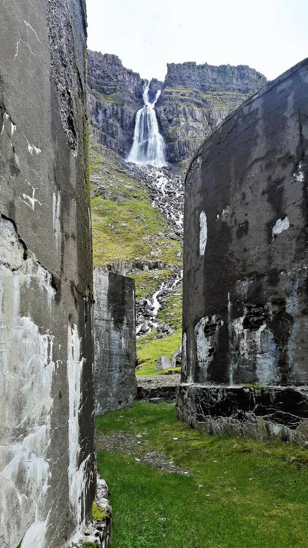 Blick durch die Öl-und Salzbehälter auf den Wasserfall