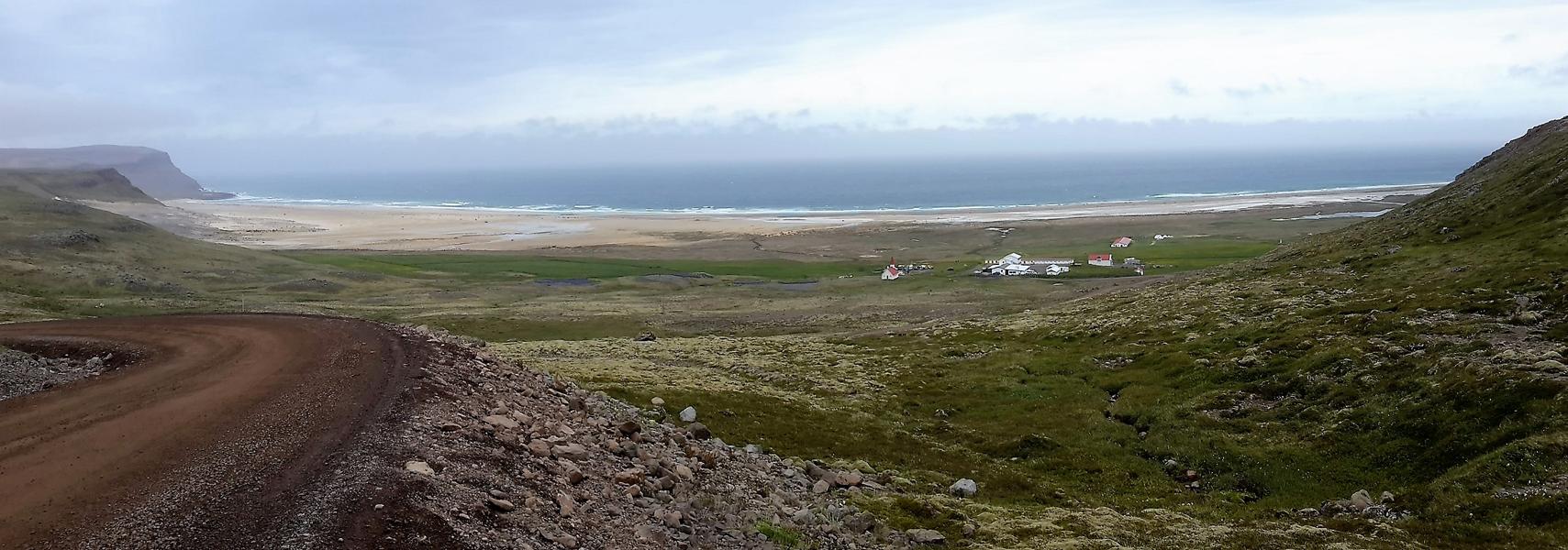 Vogelfelsen (links) und Breidavik in Sicht