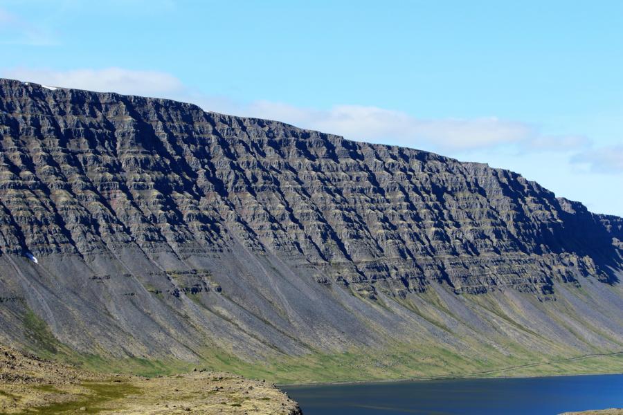 Erodierendes Gebirge am Borgafjördur