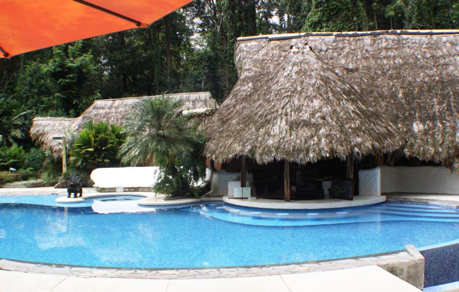 Im Pool fanden die wenigen Touristen nach den Wanderungen Entspannung.