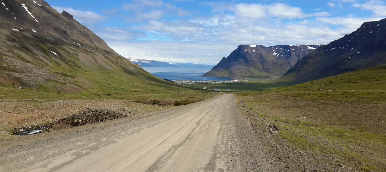 Straße nach der Bucht Skálavík 