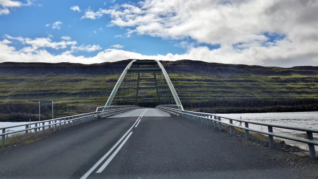 Brücke über den Mjoifjördur