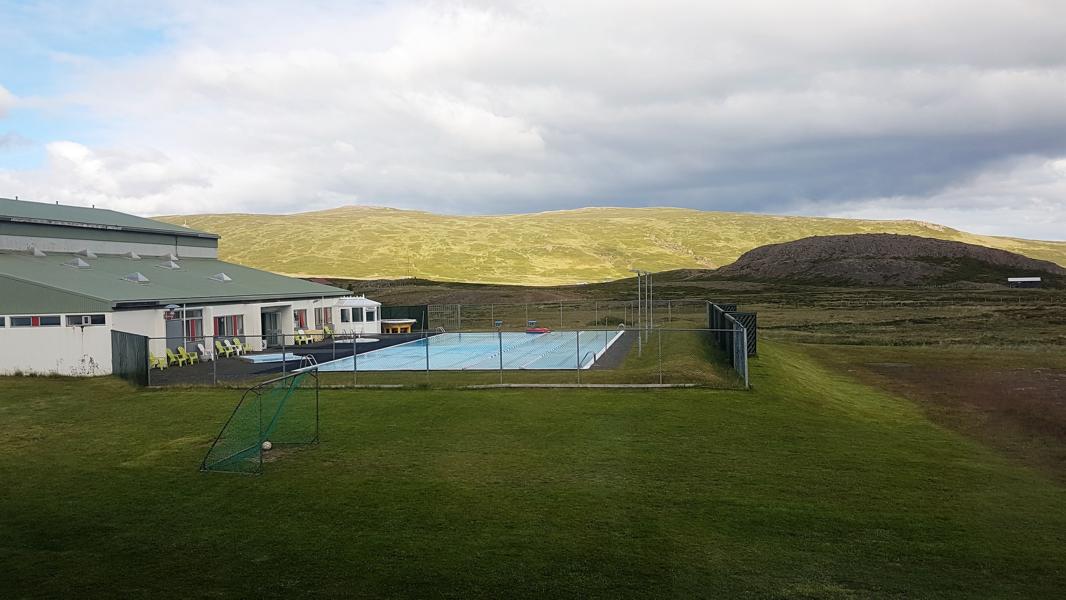 Schwimmbad, das zum Hotel Edda Laugar gehört