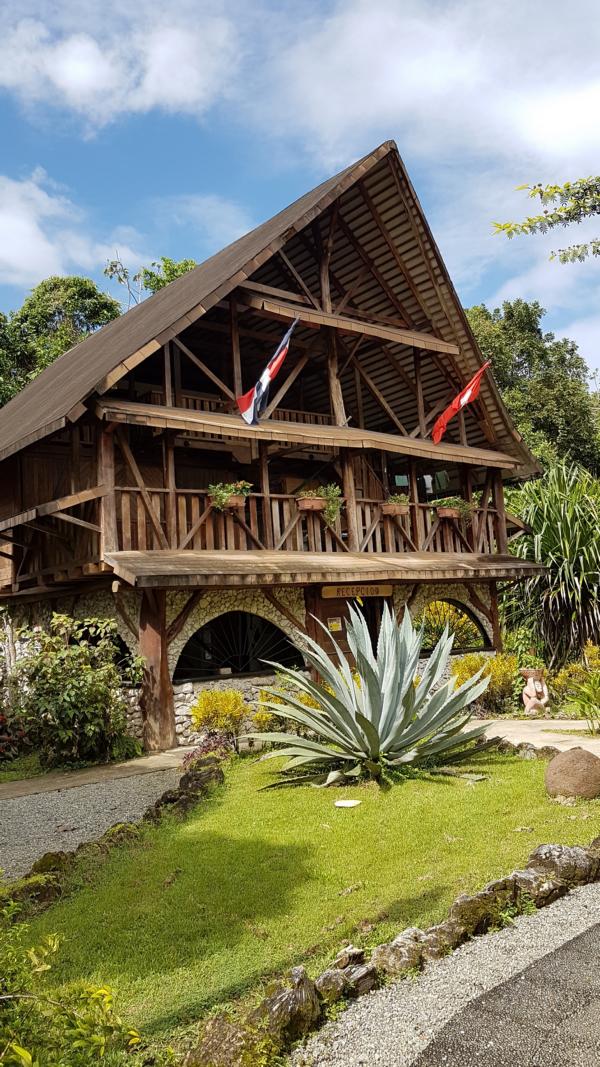 Haupthaus in der Suizo Loco Lodge