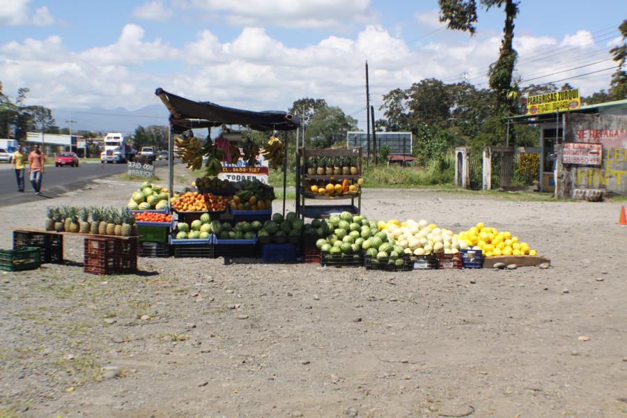 Obst- und Gemüsehändler verkauften ihre Ware an den Straßenrändern.