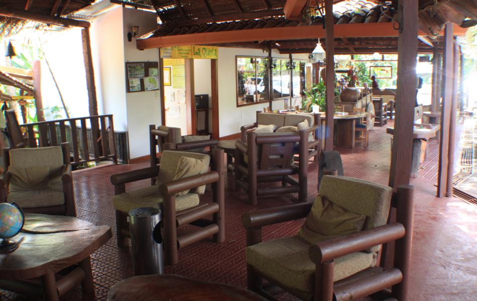 Die Lodge verfügt über insgesamt 31 geräumige Zimmer mit eigenem Bad/Warmwasser und Deckenventilator in Doppelbungalows, verbunden durch überdachte Wege. Das Anwesen wird sehr engagiert und persönlich von einer costaricanischen Familie geführt. Im Gelände gab es gemütliche Sitzgruppen, wo man ganztägig kostenlos den sehr schmackhaften Kaffee genießen konnte.  