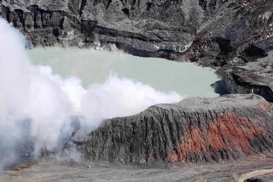 Unaufhörlich steigen aus den brodelnden, kreisenden Wasserfluten weißliche Schwefelwolken aus dem Krater auf. Die vulkanischen Gase verhindern jegliche Vegetation in Windrichtung. Interessant ist auch das Farbspiel der erkalteten Lava am Trichterrand. Der Abstieg hinunter in den Krater ist übrigens verboten!