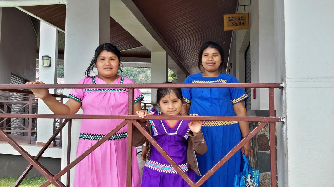 Ngöbe-Bugle-Indianer in Stammeskleidung