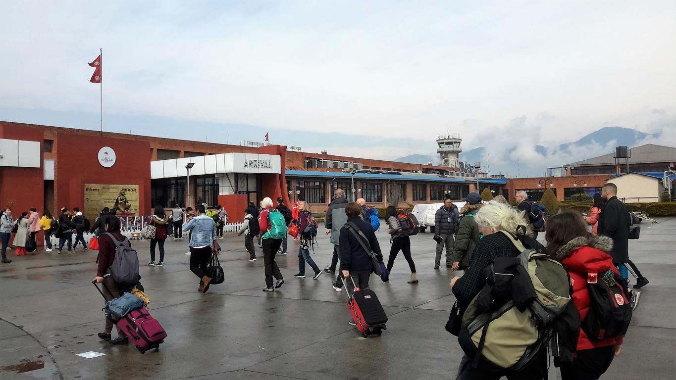 Vom Flugzeug zum Flughafengebäude in Kathmandu.