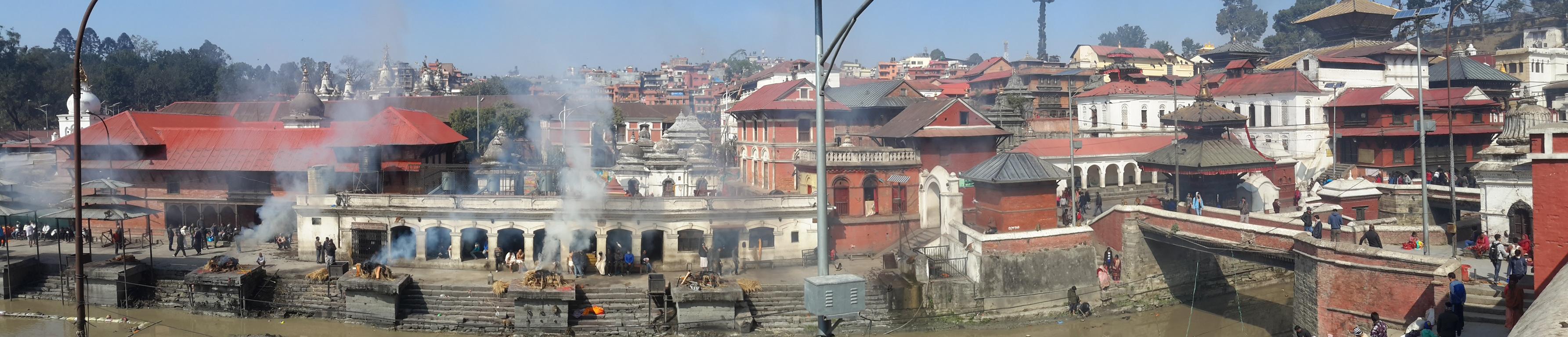Von weitem schon sieht man den Rauch der brennenden Toten. Meterhohe Schwaden über den Feuerstätten an den Ufern des heiligen Flusses Bagmati bahnen sich ihren Weg zum Himmel.