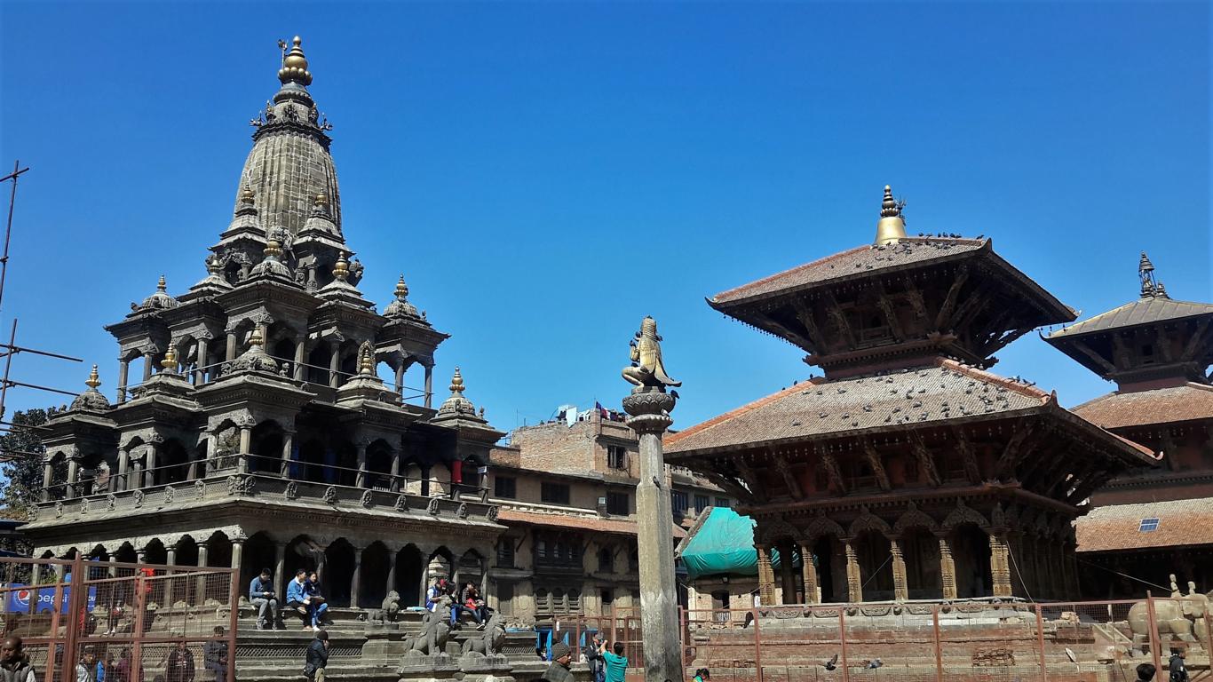 Am Durbar Square ("Markt des Glücks") befinden sich viele Tempel, u.a. der Bhai Dega Tempel, der Shiva geweiht ist. Neben dem steinernen Tempel befindet sich die vergoldete Statue von König Siddhi Narasimha Malla.
