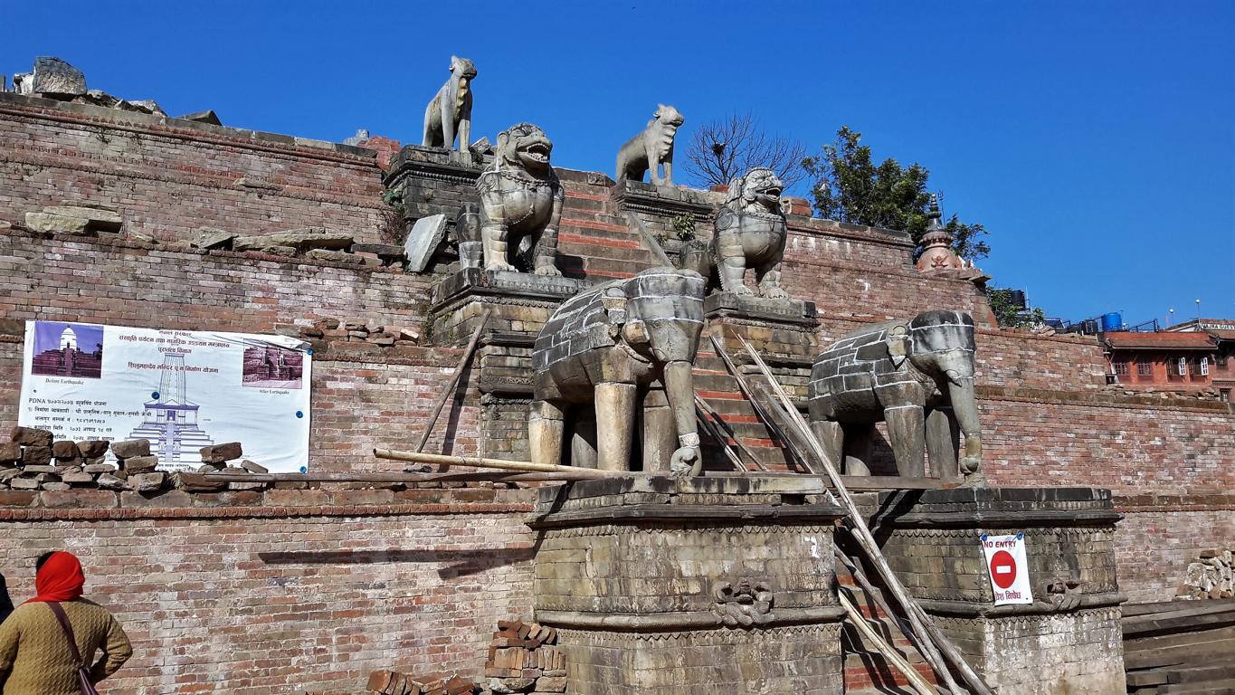 Vom Erdbeben 2015 zerstörter Tempel in Bhaktapur soll wieder aufgebaut werden.