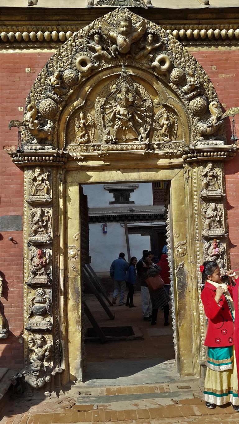 Das Goldene Tor besteht aus vergoldetem Kupfer und stellt ein wichtiges Beispiel nepalesischer Handwerkskunst dar. Man sieht hier die zehnarmige und vierköpfige Taleju, die Schutzgöttin der Mallas. 