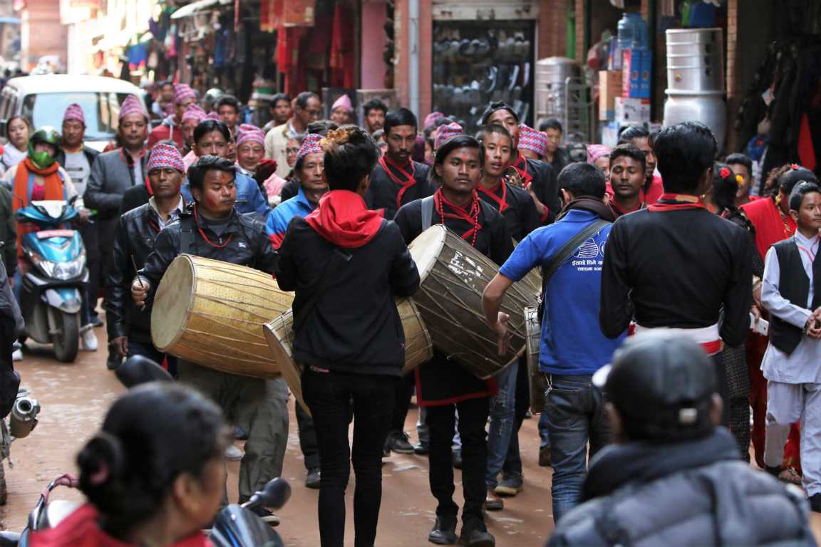 Mit über 150 Musikgruppen verfügt Bhaktapur über ein reiches Reservoir an Musikern, besonders an Trommlern der dhimay, einer im Kathmandu-Tal verbreiteten zweifelligen Zylindertrommel. Aber auch Spieler der Bambusquerflöte bansuri und Gesangsgruppen sind zahlreich vertreten.  Regelmäßig werden Festivals traditioneller Musik veranstaltet. Wir erlebten eine kleine Festgruppe, die große Lebensfreude ausstrahlte.