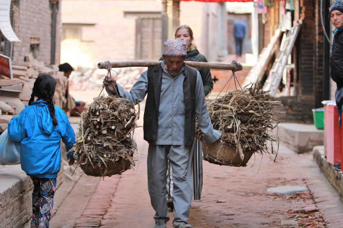 Körperlich schwere Arbeit gehört zum Alltag der Menschen. Hier trägt ein Bauer geerntetes Zuckerrohr nach Hause.