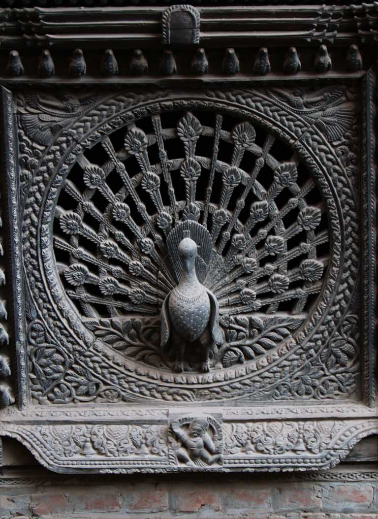In der Nähe des Tacapal Square befindet sich der Pujari Math, das ehemalige Priesterhaus, das wegen seines Pfauenfensters (Peacock-Window) berühmt ist und ein hervorragendes Beispiel für die in der Vergangenheit geleisteten Schnitzarbeiten ist.