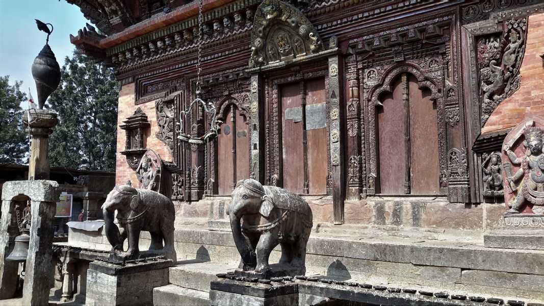 Steinerne Elefanten wachen über die Südseite des Tempels.