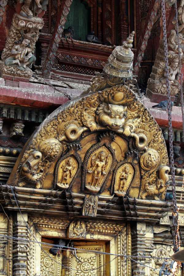 Prachtvoll gestaltetes Eingangstor in den Tempel.