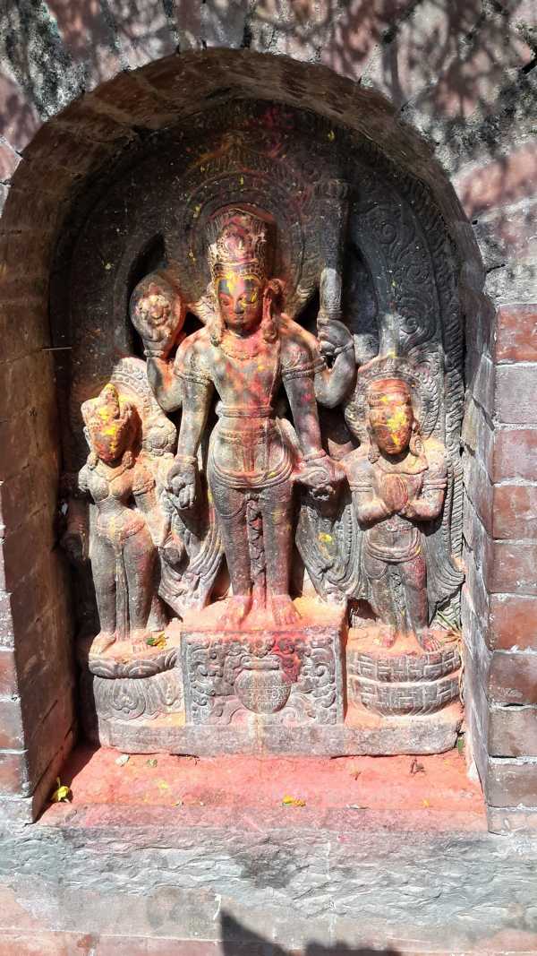 Dieses Relief von Sreedhar Vishnu wurde in 9.Jh n. Chr. geschaffen. Die Figuren Vishnu, Laxmi und Garuda stehen auf Sockeln verschiedener Höhen. 