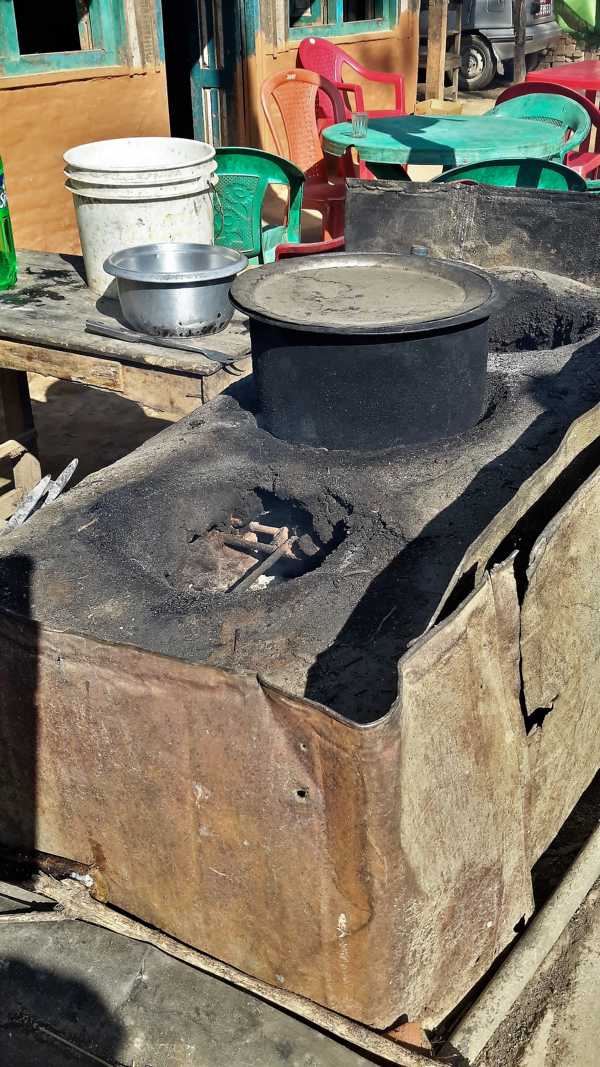 Gekocht wird im Freien. Es wird ausschließlich Holz verwendet.