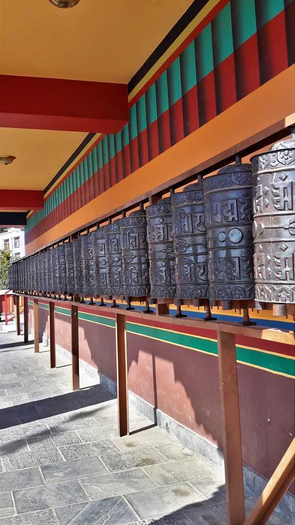 Gebetsmühlen im Thrangu Tashi Yangtse Monastery 
