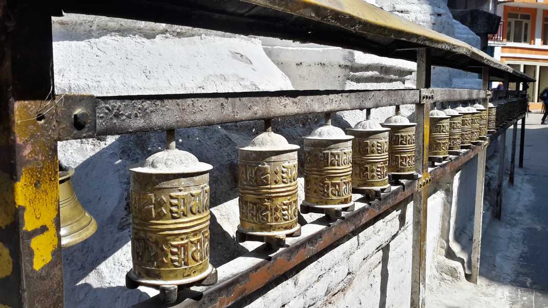 Gebetsmühlen rund um den Stupa