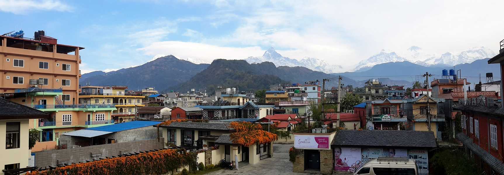 Blick vom Hotel auf die Himalayaberge
