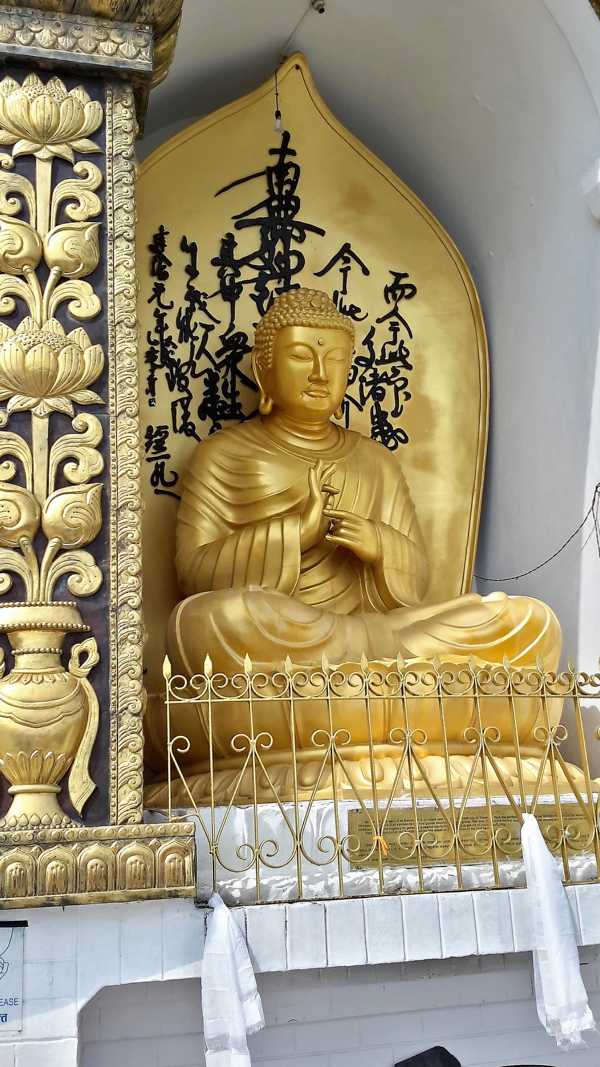 Buddhafigur in der Friedensstupa